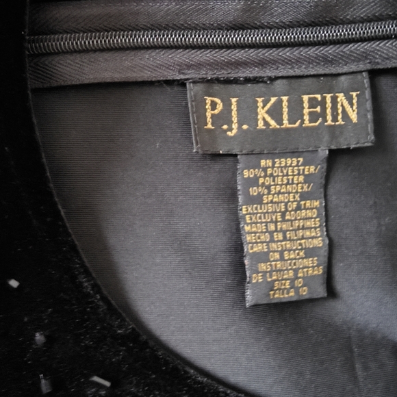 Long black velvet beaded gown with cap sleeves - Picture 3 of 6